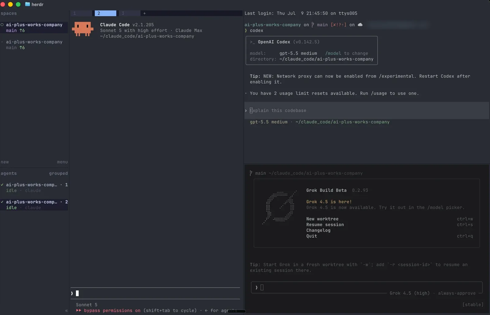 herdr 실행 화면. 왼쪽 사이드바에 워크스페이스와 에이전트 목록, 가운데에 Claude Code, 오른쪽 위아래에 Codex와 Grok 패널